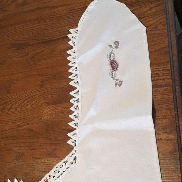 Victorian Embroidery needle point rose mantle cloth with heritage lace edge - Picture 10 of 12